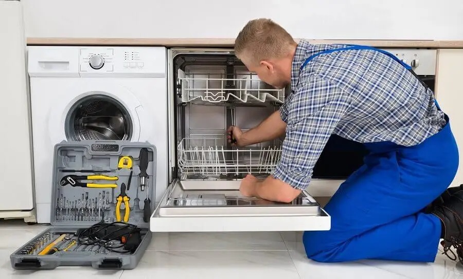 Erenler Vaillant servisi teknisyen ekibi beyaz eşya tamiri yaparken